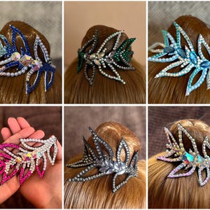 Pode incluir: Conjunto de grampos de cabelo com design de folha, em várias cores e com strass. Os grampos são projetados para segurar um coque ou rabo de cavalo.