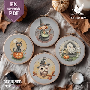 Può includere: Quattro schemi a punto croce incorniciati con temi di Halloween. I disegni includono un gatto nero su una zucca, una strega che mescola un calderone, un fantasma e un gufo con un cappello da strega. Il testo "PK compatible PDF" e "BEGINNER" sono visibili.