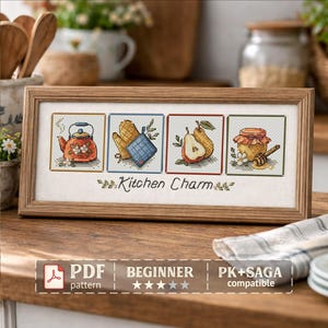Könnte beinhalten: Ein gerahmtes Kreuzstich-Muster mit Küchenmotiv. Das Muster zeigt vier Quadrate mit Bildern einer Teekanne, Ofenhandschuhen, Birnen und einem Honigtopf. Die Worte "Kitchen Charm" sind darunter gestickt. Der Rahmen ist aus Holz.