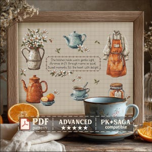 Può includere: Schema a punto croce raffigurante una scena di cucina con una teiera, una tazza da tè e un grembiule. Il design include il testo: "The kitchen holds warm gentle light, Aromas drift through rooms so quiet, Sweet moments, fill the heart with delight."