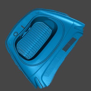Pode incluir: Uma peça automotiva de plástico azul claro e curvada. Apresenta uma área rebaixada com um padrão estriado, uma reentrância circular e um design retangular semelhante a uma ventilação. A forma é assimétrica, provavelmente um painel da porta.