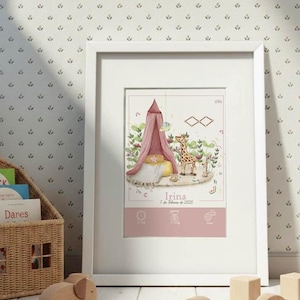 Könnte beinhalten: Ein gerahmter Kinderzimmerdruck mit rosa und weißem Design. Der Druck zeigt eine Giraffe, ein Baldachin und den Namen "Irina" mit einem Datum. Holzspielzeug und ein Weidenkorb mit Büchern befinden sich im Vordergrund.
