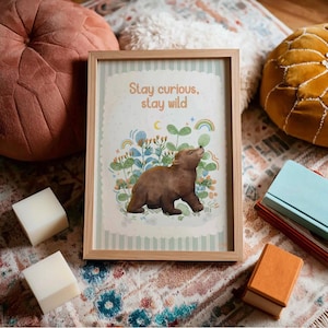 Lámina Infantil STAY CURIOSITY/ Decoración habitación bebé / Habitación infantil / Ilustración niños / Regalo Bebe / Regalo nacimiento.