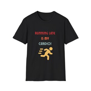 Laufen spät ist mein Cardio Unisex T-Shirt, lustiges grafisches T-Shirt, Geschenk für Läufer, Übung Humor Shirt, Freizeitkleidung, Workout Tee