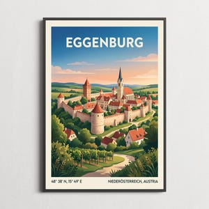 以下が含まれることがあります： オーストリアのエッゲンブルクの街を描いた、額装されたトラベルポスター。赤い屋根の建物、教会の尖塔、周囲のブドウ畑が広がる中世の城壁に囲まれた街並みが、夕暮れ時の柔らかな空の下に描かれています。