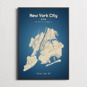 Puede incluir: Una impresión enmarcada de un mapa de la ciudad de Nueva York, EE. UU., con un fondo azul. El mapa muestra el diseño de la ciudad, incluidas las calles y vías fluviales. El texto en la parte superior dice "New York City" y "USA". El texto inferior dice "Since 1624 AD".
