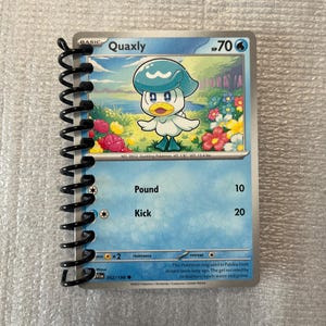 Cuaderno Pokémon Quaxly elaborado con cartas Pokémon originales reutilizadas y 40 páginas en blanco para escribir