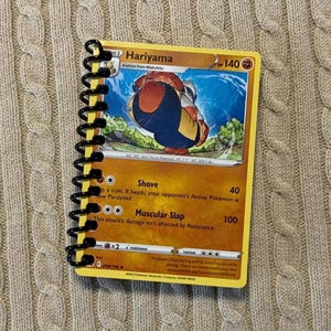 Cuaderno de cartas Pokémon original de Hariyama que utiliza cartas Pokémon genuinas reutilizadas, incluye 40 páginas para escribir en blanco