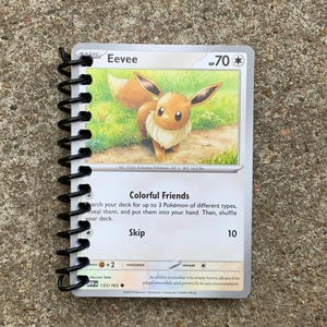 Cuaderno Pokémon de Eevee, encuadernado con cartas Pokémon genuinas y 40 páginas en blanco para escribir.