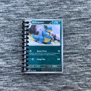 Cuaderno encuadernado en espiral con cartas Pokémon genuinas de Nidoqueen que incluye 40 páginas de papel para escribir