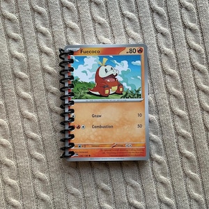 Cuaderno Pokémon Fuecoco encuadernado en espiral con cartas Pokémon genuinas para las tapas y 40 páginas interiores en blanco