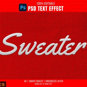 Pode incluir: Uma maquete de efeito de texto com a palavra "Sweater" em branco, bordada em um fundo de tecido de malha vermelho. O efeito de texto é 100% editável e inclui um objeto inteligente para fácil personalização.