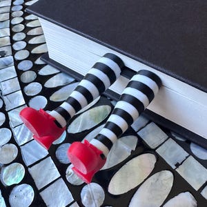 Segnalibro con gambe da strega cattiva: accessorio per la lettura del Mago di Oz, regalo per gli amanti dei libri. immagine 5