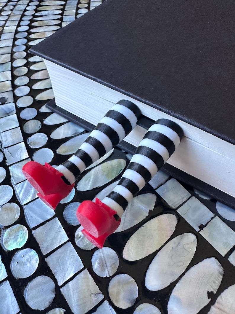 Segnalibro con gambe da strega cattiva: accessorio per la lettura del Mago di Oz, regalo per gli amanti dei libri. immagine 5