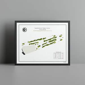 Può includere: Stampa incorniciata del layout del campo da golf Sandown Park. La mappa presenta fairway verdi, bunker bianchi e un segnapunti. La stampa è in una cornice nera, per gli appassionati di golf.