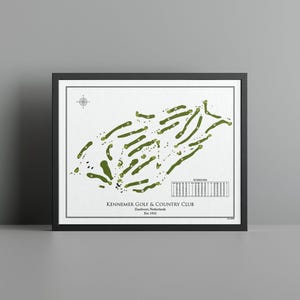 Puede incluir: Impresión enmarcada del campo de golf Kennemer Golf & Country Club en Zandvoort, Países Bajos. El mapa presenta calles verdes y una tarjeta de puntuación, con el nombre del club y el año de establecimiento impresos debajo. La impresión está en un marco negro.
