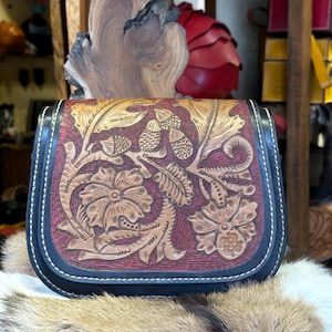 Handgefertigte Umhängetasche aus Leder: Besticktes Blumendesign