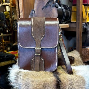 Handmade Leather Men&#39;s Shoulder Bag: Vintage Style Crossbody
