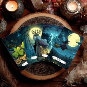 Puede incluir: Cuatro cartas de tarot con ilustraciones de fantasía dispuestas sobre una superficie de madera. Las cartas representan escenas con una bruja en una escoba, una figura con un bastón y otras imágenes místicas. Velas y cristales rodean las cartas.