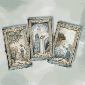 Puede incluir: Tres cartas de tarot con ilustraciones en acuarela. Las cartas presentan marcos ornamentados y los títulos "The Lovers", "The Hierophant" y "Strength". Cada carta representa una escena con figuras e imágenes simbólicas, en suaves colores pastel.