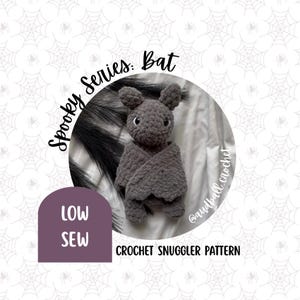 Könnte beinhalten: Eine graue gehäkelte Fledermaus mit rundem Körper, großen Ohren und ausgebreiteten Flügeln. Der Text "Spooky Series: Bat" steht über der Fledermaus, und "LOW SEW" steht darunter. Die Worte "CROCHET SNUGGLER PATTERN" stehen unten.