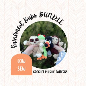 Può includere: Un pacchetto di quattro modelli di peluche all'uncinetto, tra cui un bradipo, una rana, un'anatra e una scimmia. Il testo "Rainforest Bubs Bundle" è scritto in un cerchio. Il testo "LOW SEW" è in un rettangolo arancione arrotondato. Il testo "CROCHET PLUSHIE PATTERNS" è in basso.