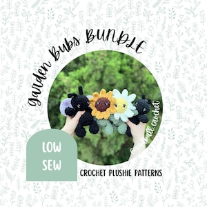 Peut inclure: Un ensemble de quatre petites peluches au crochet comprenant un insecte noir, un tournesol, une marguerite blanche et une petite créature noire. Le texte Garden Bubs Bundle, Low Sew et Crochet Plushie Patterns est visible sur l'image.
