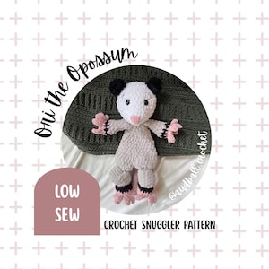 Könnte beinhalten: Ein gehäkeltes Opossum-Spielzeug in Hellgrau, Weiß, Schwarz und Rosa. Das Spielzeug hat einen weißen Kopf mit schwarzen Ohren, rosa Pfoten und schwarzen Füßen. Der Text "Ori the Opossum" steht über dem Spielzeug und "CROCHET SNUGGLER PATTERN" darunter.
