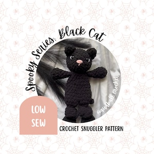Puede incluir: Un gato negro de ganchillo con una nariz rosa y orejas pequeñas. La imagen incluye el texto "Spooky Series: Black Cat" y "LOW SEW CROCHET SNUGGLER PATTERN". El fondo tiene un patrón de telaraña.