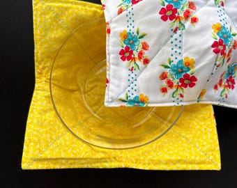 Funda para cuenco de algodón amarillo con estampado floral de Pioneer Woman y un alegre protector para cuenco de algodón amarillo.