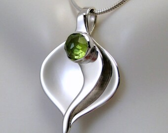 Sterling Silver Peridot Calla Lily Pendant, Peridot Necklace, August Birthstone,  Metalsmith Necklace, Sculptural Jewelry, Bridal Gift