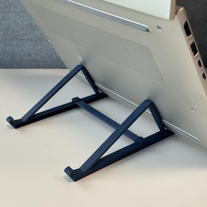 Support ultra-léger pour ordinateur portable « The Stand » (v13) | Seulement 30 g | Démontable et idéal pour les voyages | Optimisé pour les ordinateurs portables Lenovo et fins