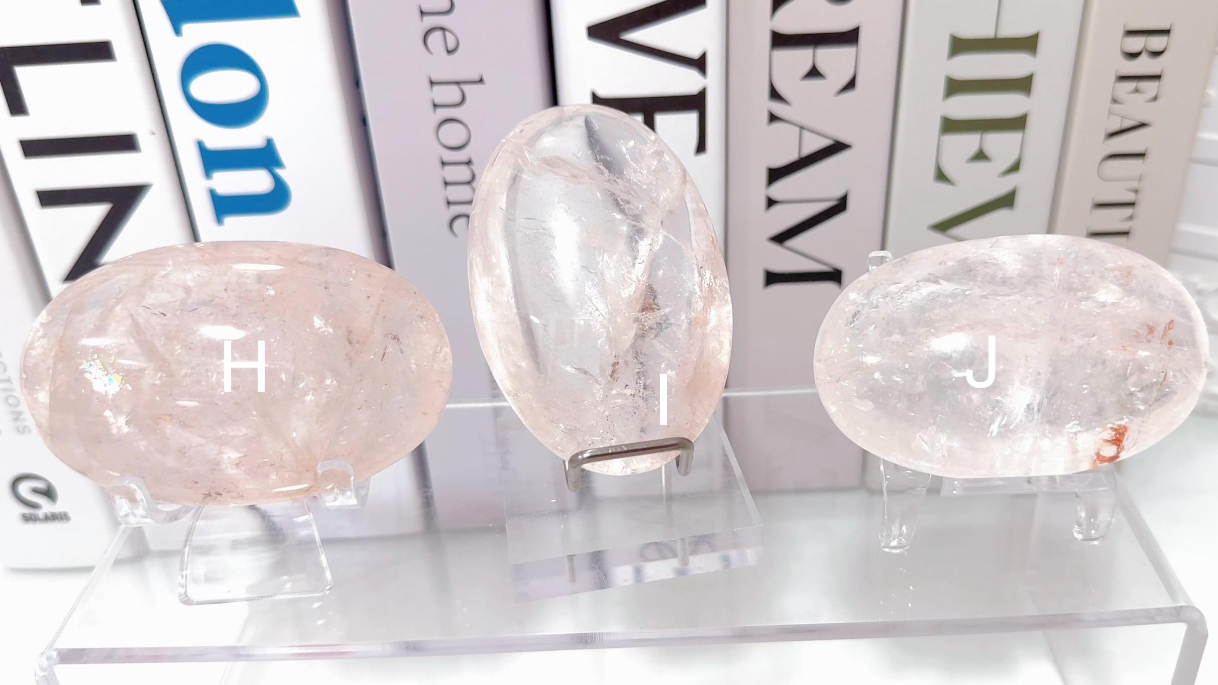 手のひらとハートに輝く希少なピンクアゼツライト - ブラッシュピンク