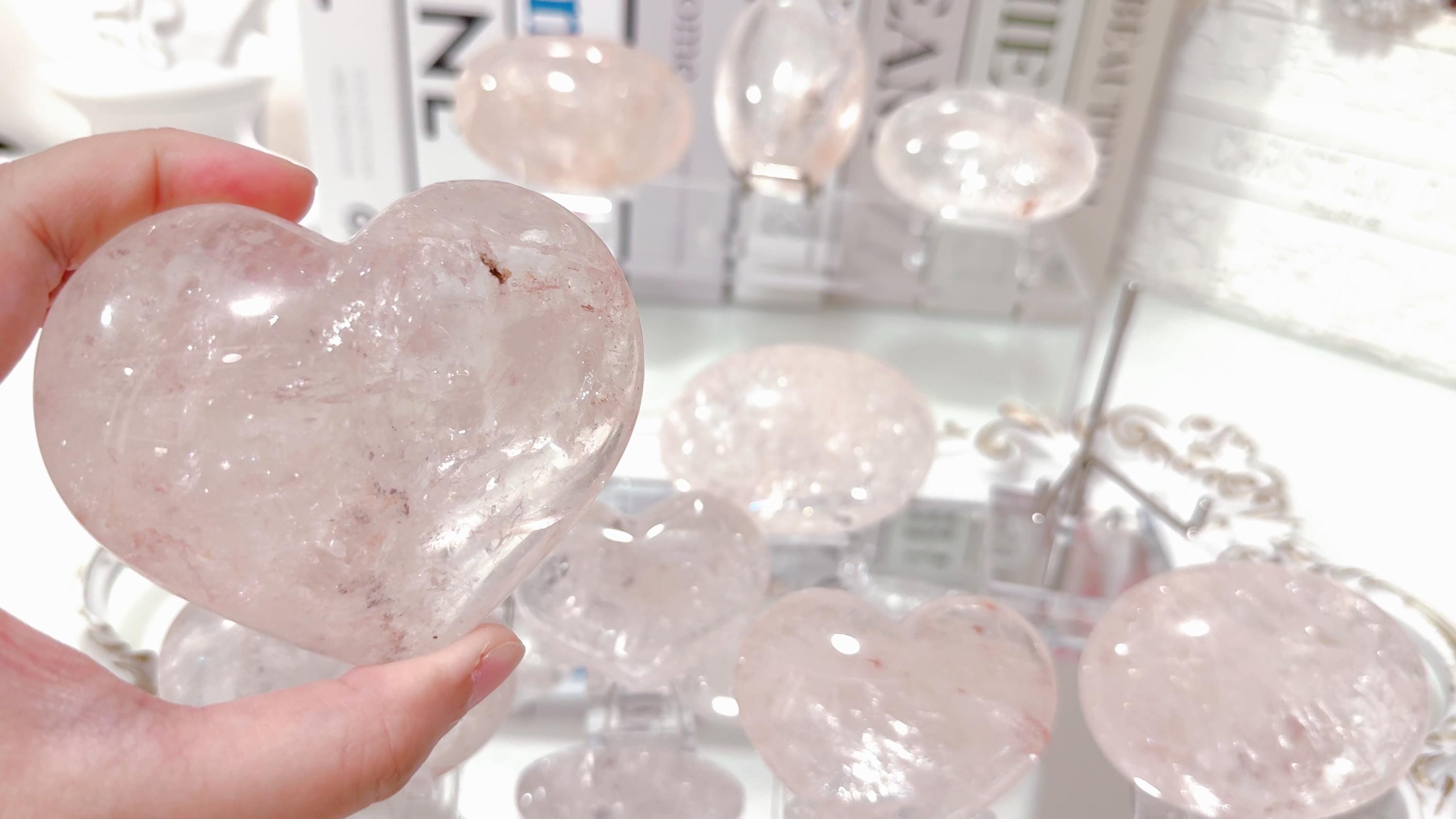 手のひらとハートに輝く希少なピンクアゼツライト - ブラッシュピンク