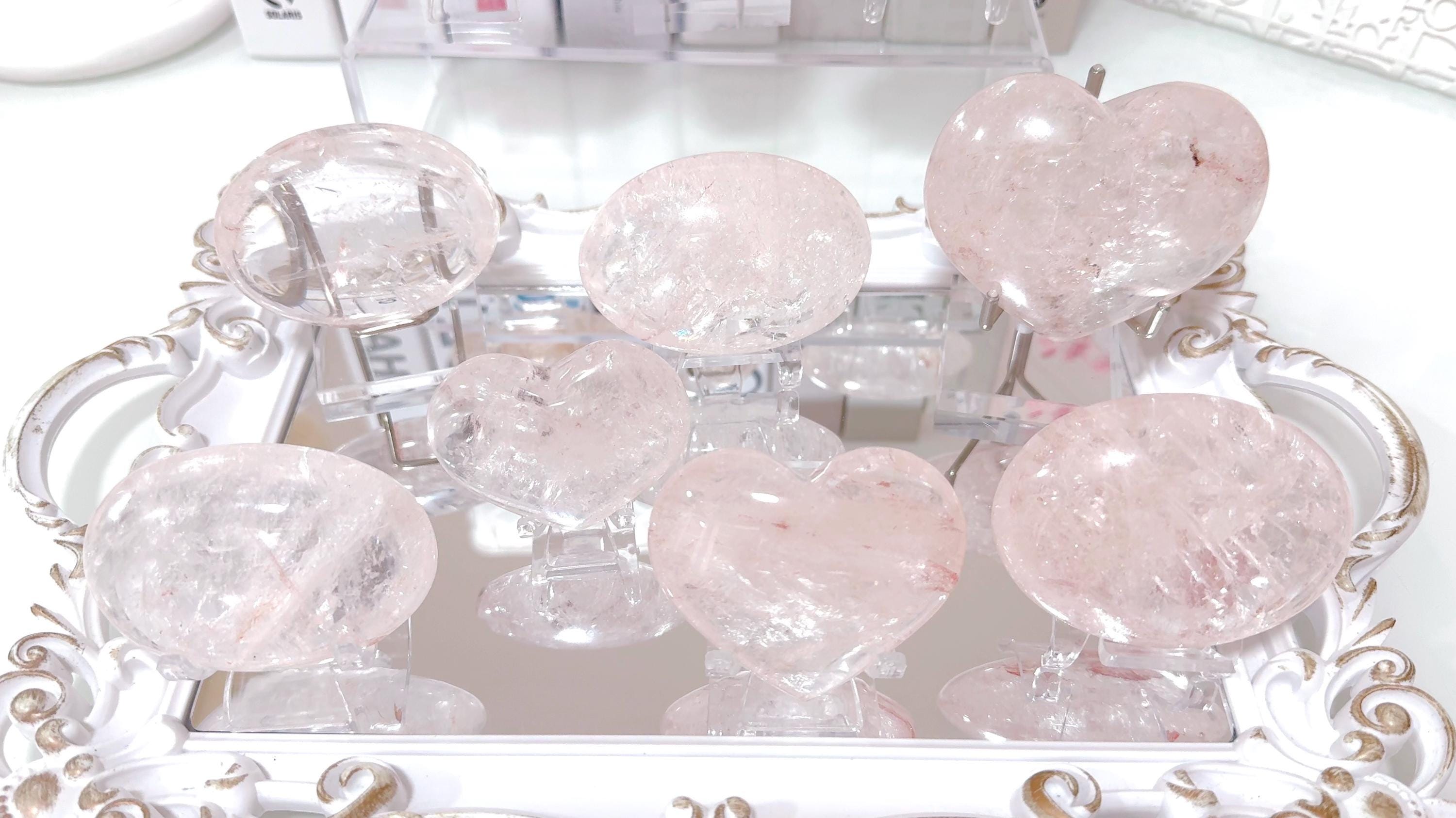 手のひらとハートに輝く希少なピンクアゼツライト - ブラッシュピンク