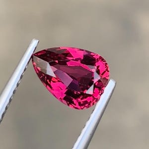 Granate rodolita rosa frambuesa natural de 1,55 cts: color intenso y brillo intenso.