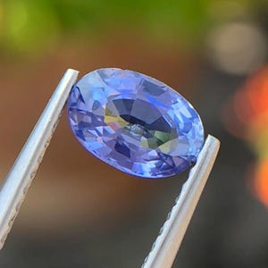 Zafiro azul ovalado de 1,17 ct: color intenso, claridad excepcional, joya fina.