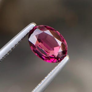 Granate Rodolita Frambuesa: Piedra Preciosa Ovalada de 1,85 ct
