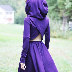 Robe à capuche : jupe taille haute violette, dos nu