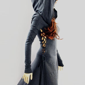 Robe à capuche : tunique en jersey de coton noire avec laçage sur les côtés