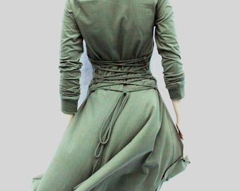 Vestido con capucha: falda verde oliva de corte alto y bajo, espalda con cordones