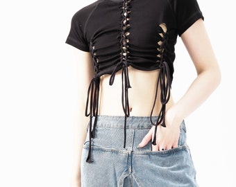 Schwarzes Baumwoll Crop Top: Schlitz-Oberteil, Fairycore Top