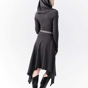 Robe oversize à capuche et col bénitier : maxi gothique avec fentes