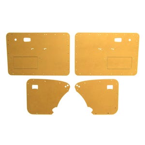 Può includere: Un set di quattro pannelli porta per auto color marrone chiaro, realizzati in materiale piatto e rigido. I due pannelli rettangolari più grandi e i due pannelli più piccoli di forma irregolare presentano aperture pretagliate per maniglie.