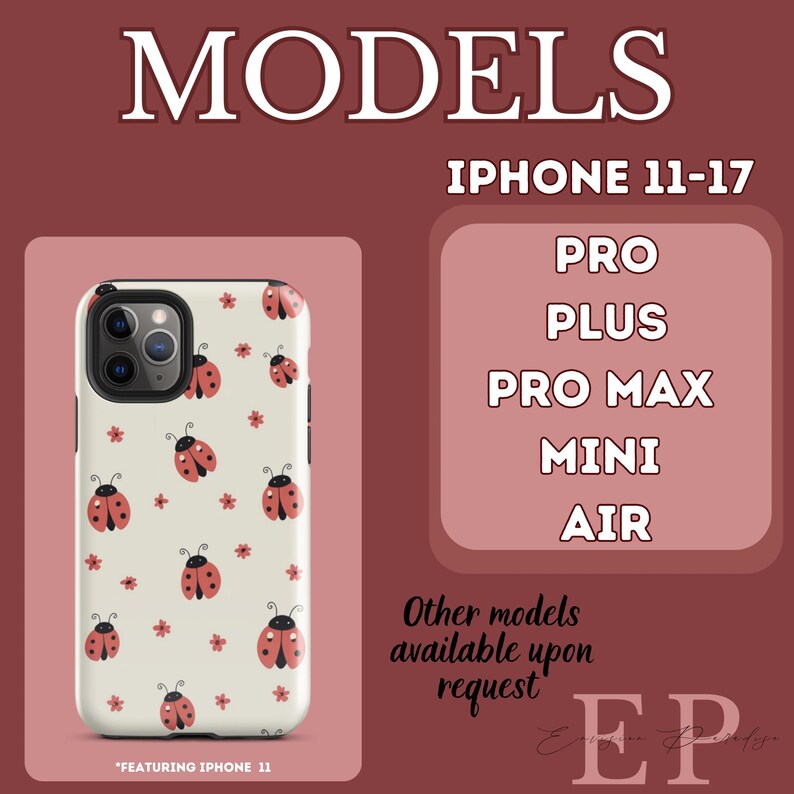 K&ouml;nnte beinhalten: Wei&szlig;es iPhone-Case mit einem Muster aus roten Marienk&auml;fern und kleinen roten Blumen. Das Case wird vor einem weinroten Hintergrund mit dem Text "MODELS" und "IPHONE 11-17" gezeigt. Weitere Modelle auf Anfrage.