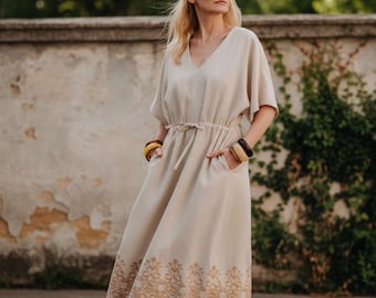 Beige linnekaftanklänning med gyllene broderad fåll, naturlig linneklänning, sommarklänning för yrkeslivet, avslappnad outfit