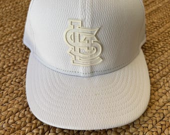 Like New Deadstock White St. Louis Cardinals Official MLB  Baseball Cap - New Era Official On Field Cap - size 7 1/8      56.8 cm