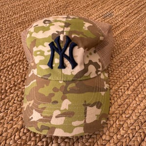 Used NY Yankees/ Budweiser- Snap back Adjustable Closure Hat