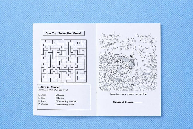 Pode incluir: Um livreto de atividades branco com ilustra&ccedil;&otilde;es em tinta preta. A p&aacute;gina esquerda apresenta um labirinto intitulado Can You Solve the Maze? e uma lista I-Spy in Church. A p&aacute;gina direita mostra um desenho de uma pessoa dentro de uma baleia com o texto Count how many crosses you can find e uma linha em branco para o Number of Crosses.