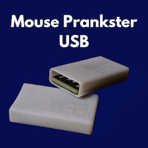 Puede incluir: Dos conectores USB de plástico blanco, uno encima del otro. El conector superior tiene la palabra "USB" impresa. El conector inferior tiene las palabras "Mouse Prankster USB" impresas.